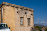 <center>Château de Peyrolles-en-Provence</center>A son extrémité se  trouvait une tour ronde, remplacée par ce petit pavillon qui fut employé comme école des filles par la mairie.
